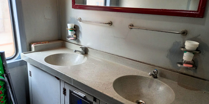 night-train-vietnam-bathroom